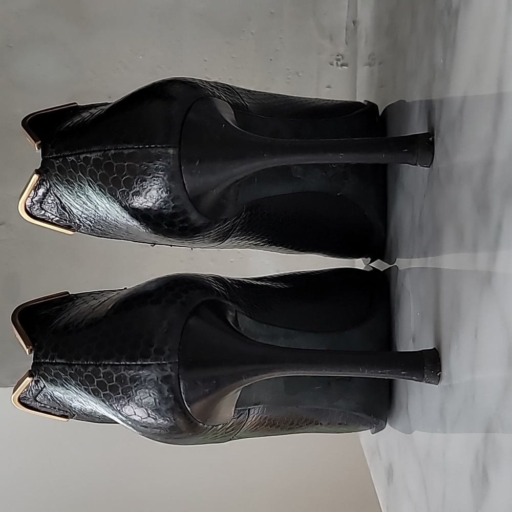 Lanvin black snakeskin heels with gold arched detailing 7 ½ - Picture 8 of 10